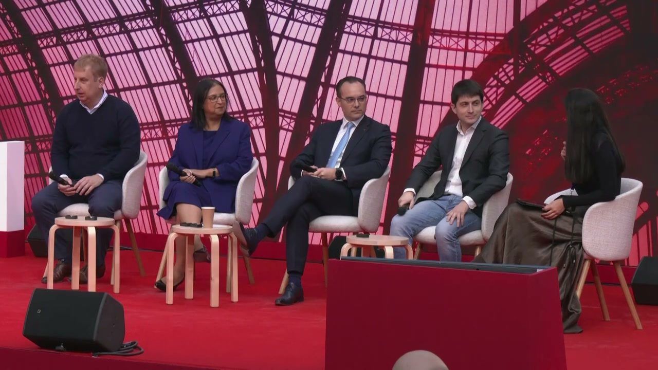 Les intervenants de la session sur la scène d’Adopt AI au Grand Palais, dont Vincent Aurez pour Figen AI